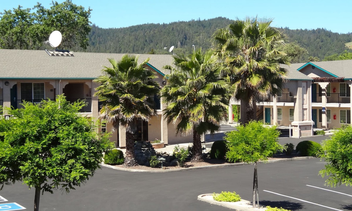 Cloverdale Hotel | Cloverdale Wine Country Inn & Suites