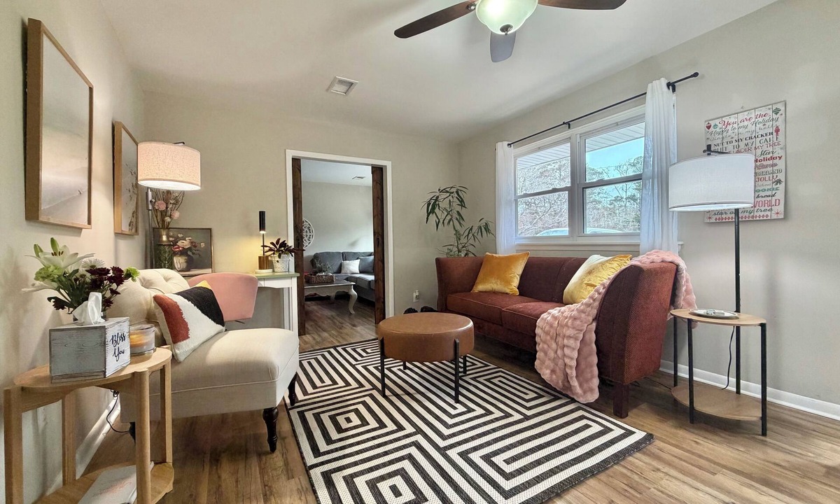 Silver Lake House | Coastal Country Vibes with Fenced Yard, Xbox, Air Hockey, 20 min from the beach!