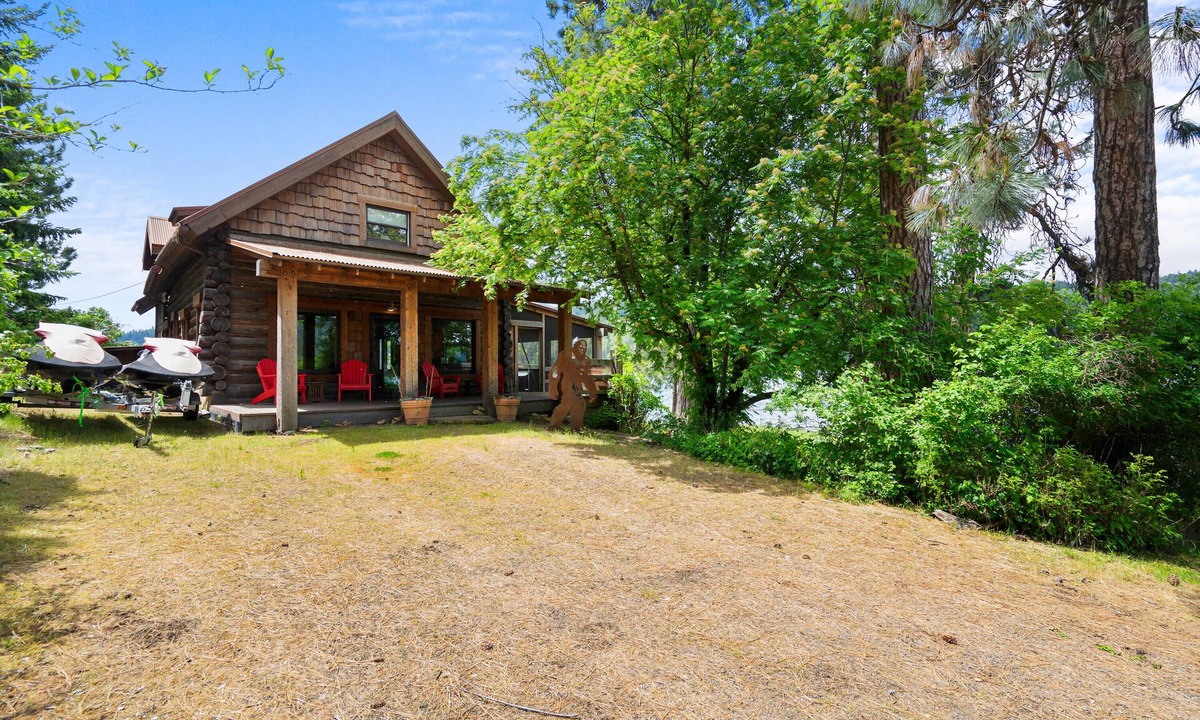 Harrison Cabin | Coeur d'Alene Lake Cabin with Grass to the Water's Edge
