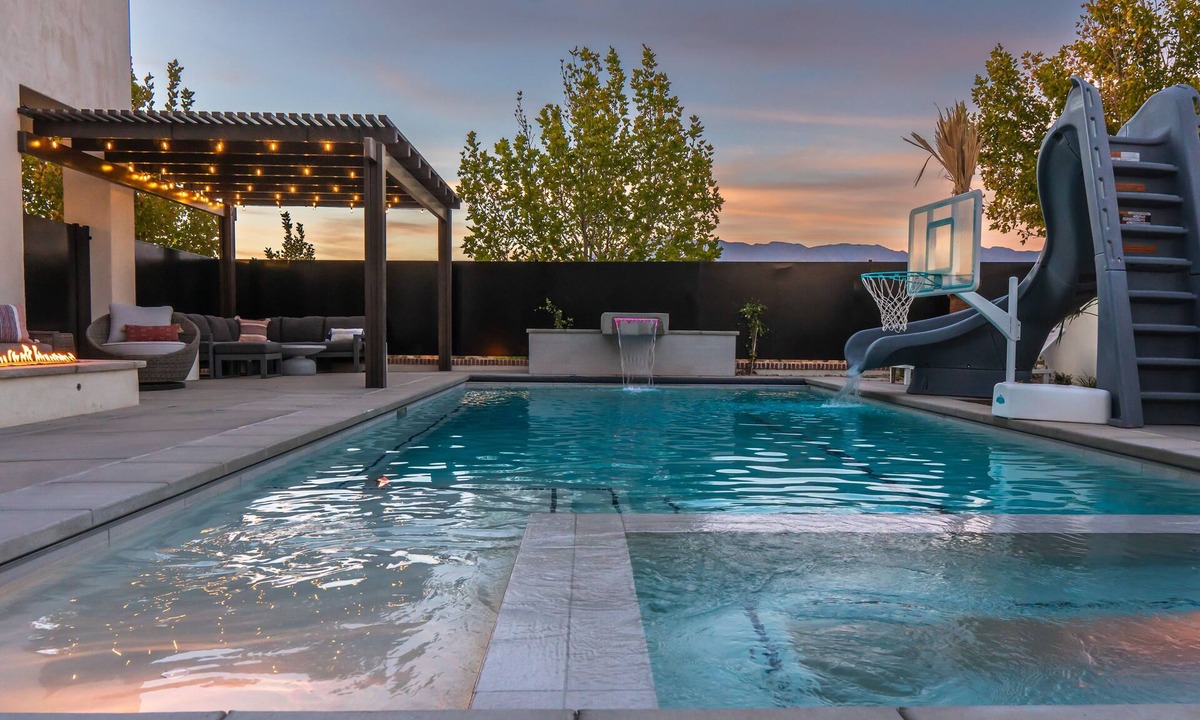 Hurricane Villa | Color House · Pool+Slide · Every Bedroom Ensuite · Chef's Kitchen · Sand Hollow