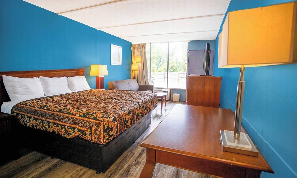 Kernersville Hotel | Comfortable Stay with Cozy King Bed + Easy Access to Local Attractions