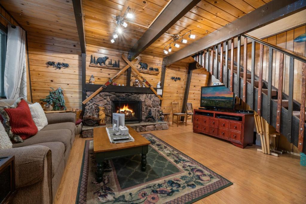 Big Bear Lake House | Comfy Cubby - Cozy mountain home in a great location near Bear Mountain Ski Resort