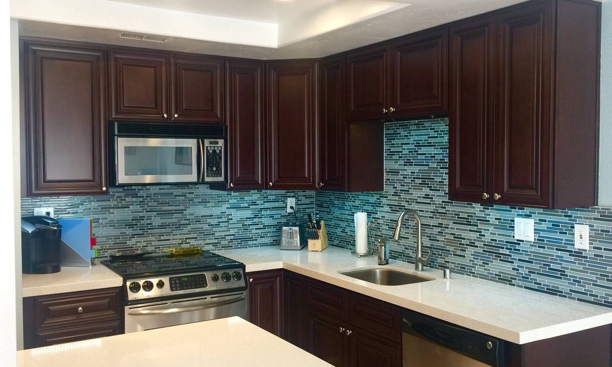 Solana Beach Condo | Completely Remodeled! Blocks to racetrack and beach, AC, wash/dryer & pool/spa