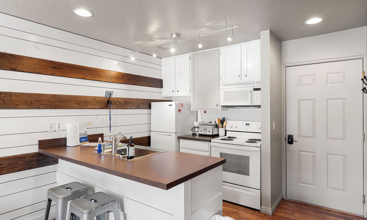 Garden City Condo | Condo - #202 Mountain View | 1 Bed, 1 Bath