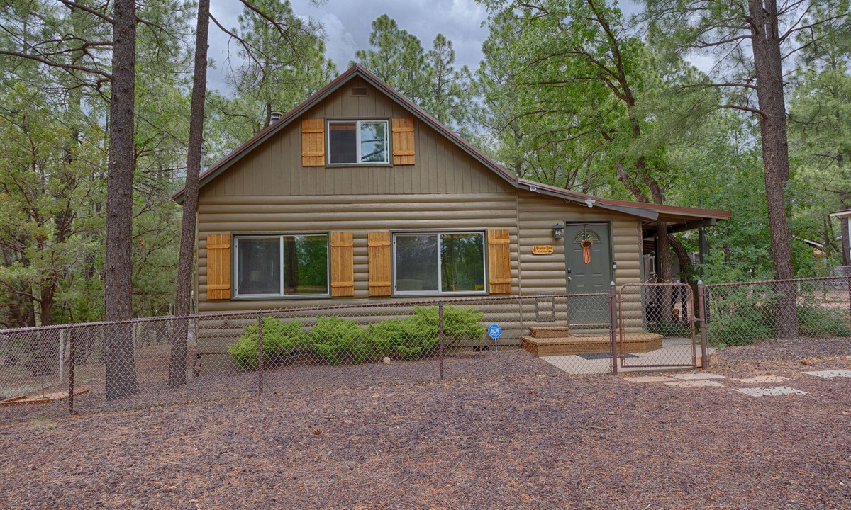 Pinetop-Lakeside Cabin | Cool Vintage Lake Cottage:Firepit, Kayaks, Bikes, horseshoe pit, outdoor movies