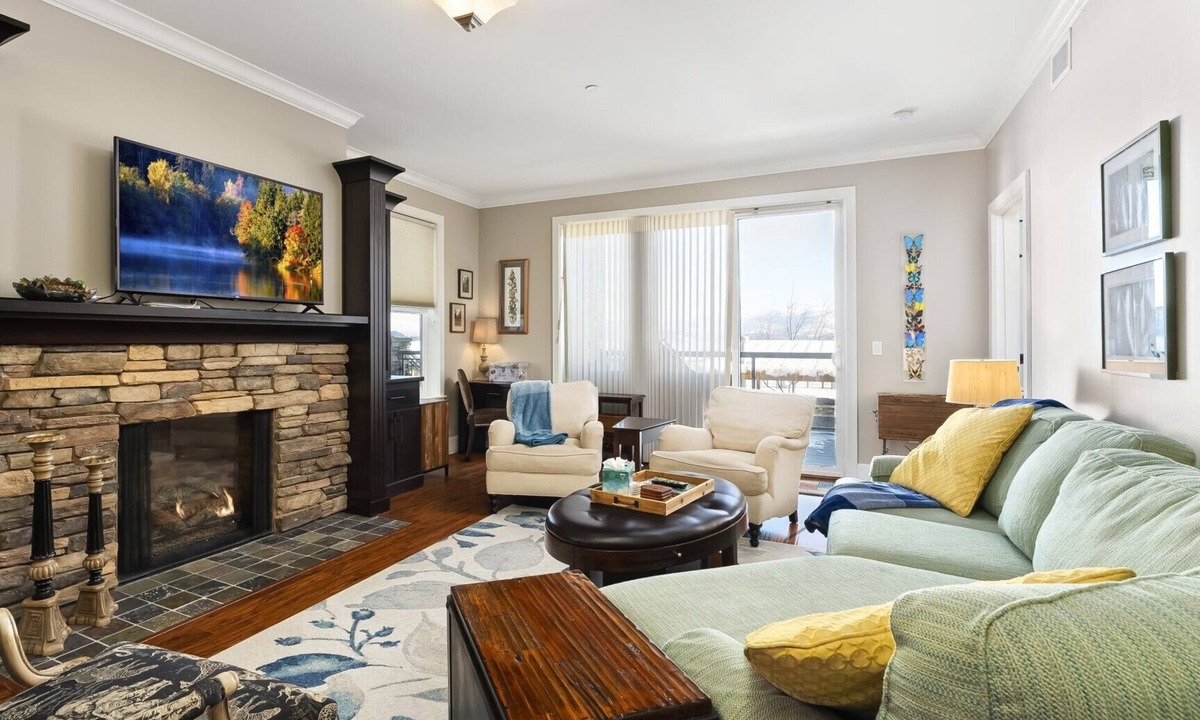 Sandpoint Condo | Corner Condo w/Private Beach- Seasons at Sandpoint