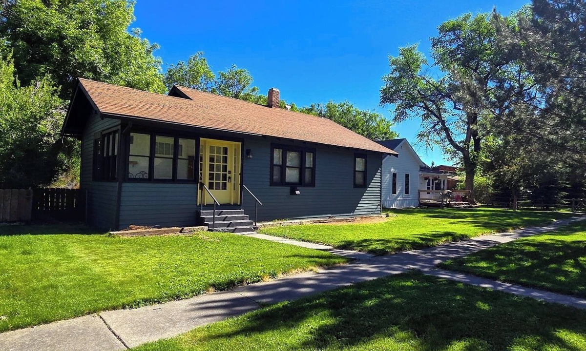 Cody House | Cottonwood Cottage- Walk to historic Downtown Cody, private yard