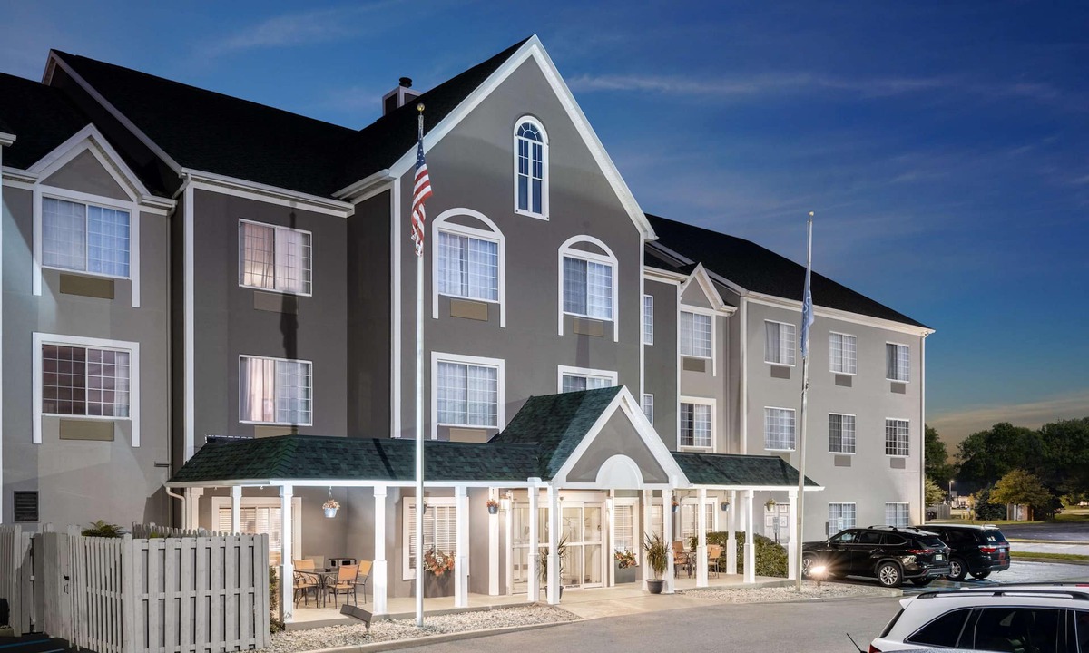 Maumee Hotel | Country Inn & Suites by Radisson, Toledo, OH