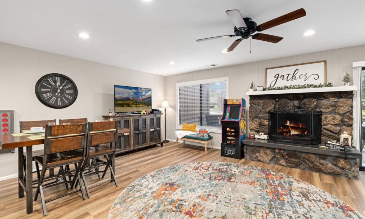 Flagstaff Villa | County Club Townhome *Packman Game, Xbox, Golf course Views, Near Forest Edge