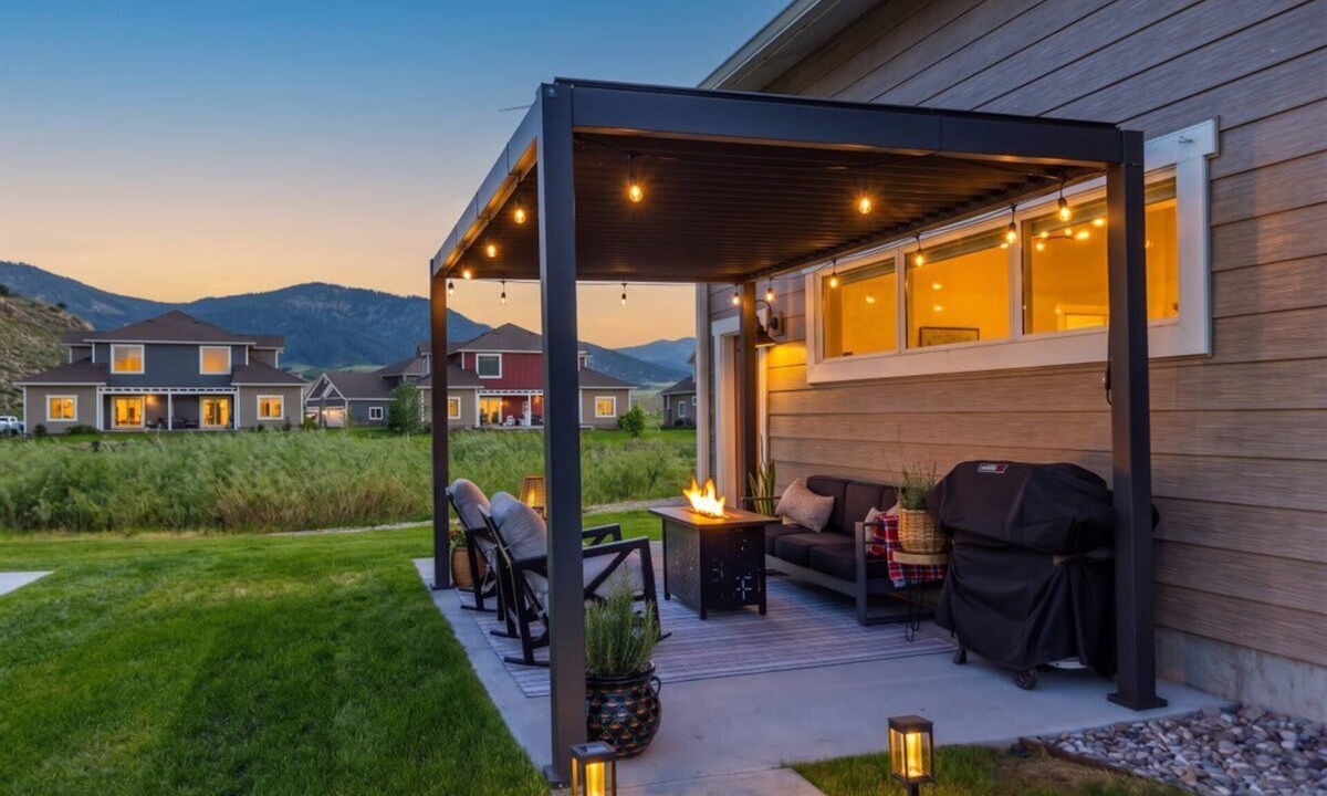 Swan Valley House | Cowboy Den by the Creek