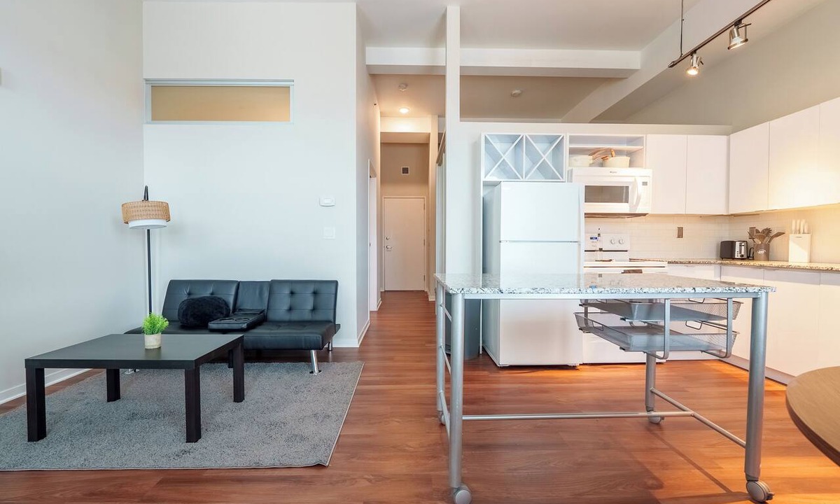 Central Business District Apartment | Cozy 1-Bedroom apartment In beautiful Cincinnati with AC and gym access
