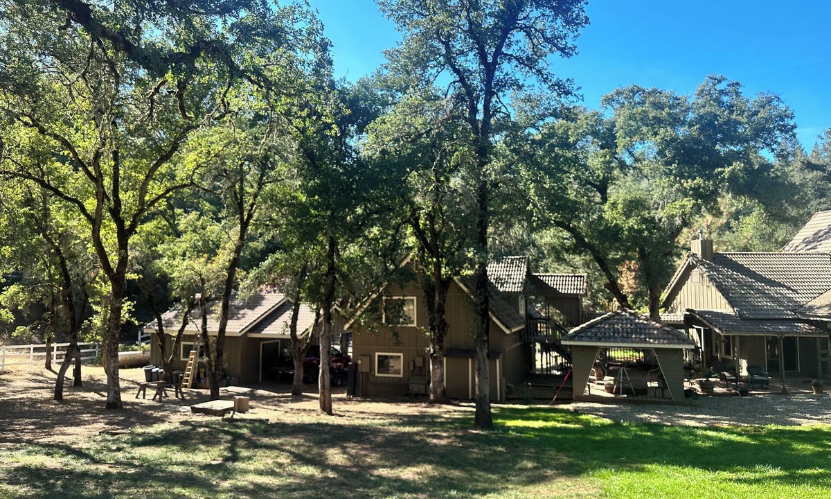 Cedar Ridge Cottage | Cozy 2 bedroom cottage, quiet & peaceful, minutes from downtown Grass Valley!