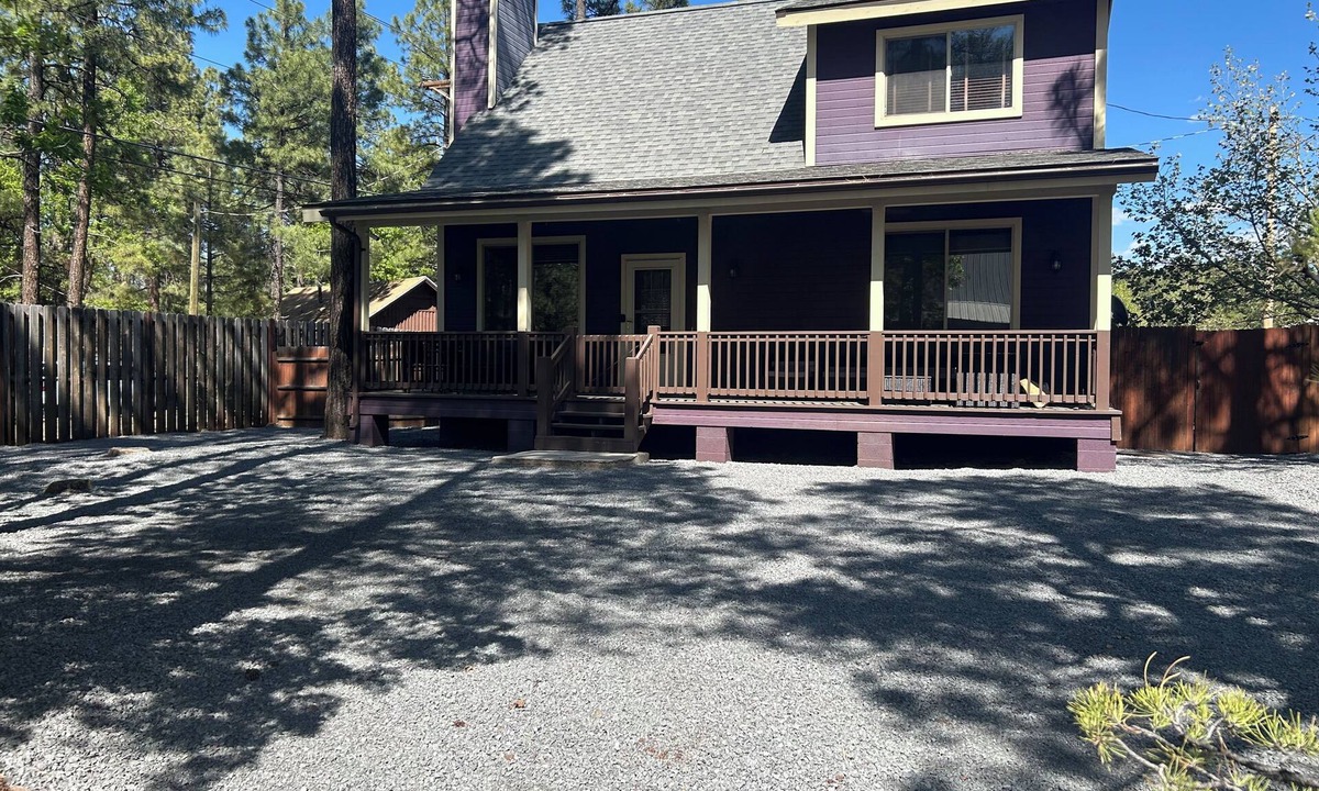 Pinetop-Lakeside Cabin | COZY 2 BEDROOM + LOFT CABIN WITH AC LOCATED IN HEART OF LAKESIDE