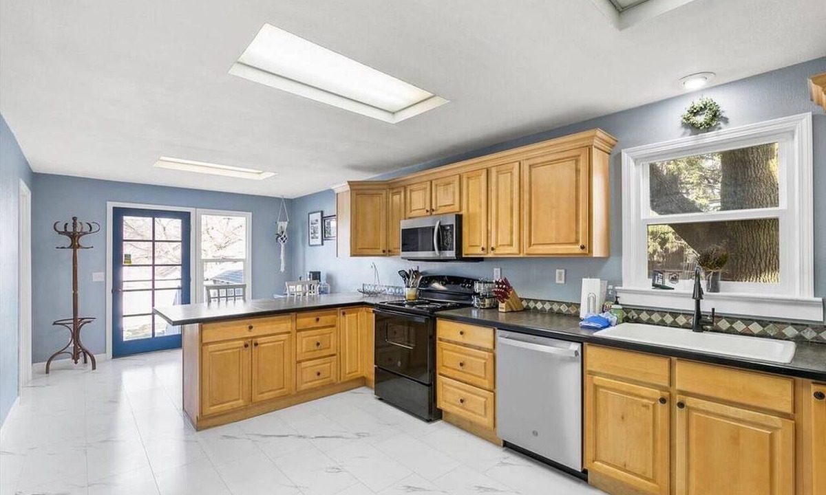 West Central House | Cozy 2BR near Downtown Spokane—king+queen, fast Wi‑Fi, fenced yard.