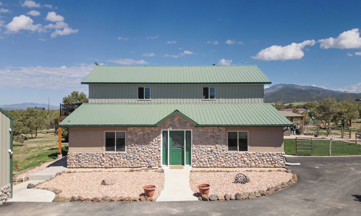Beaver House | Cozy 4-bedroom house with 3-horse barn in charming Beaver with WiFi
