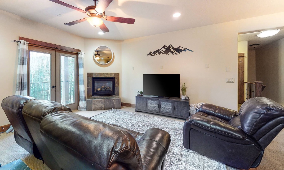 Brian Head Condo | Cozy adventure condo w/free WiFI, mountain views, balcony, fireplace