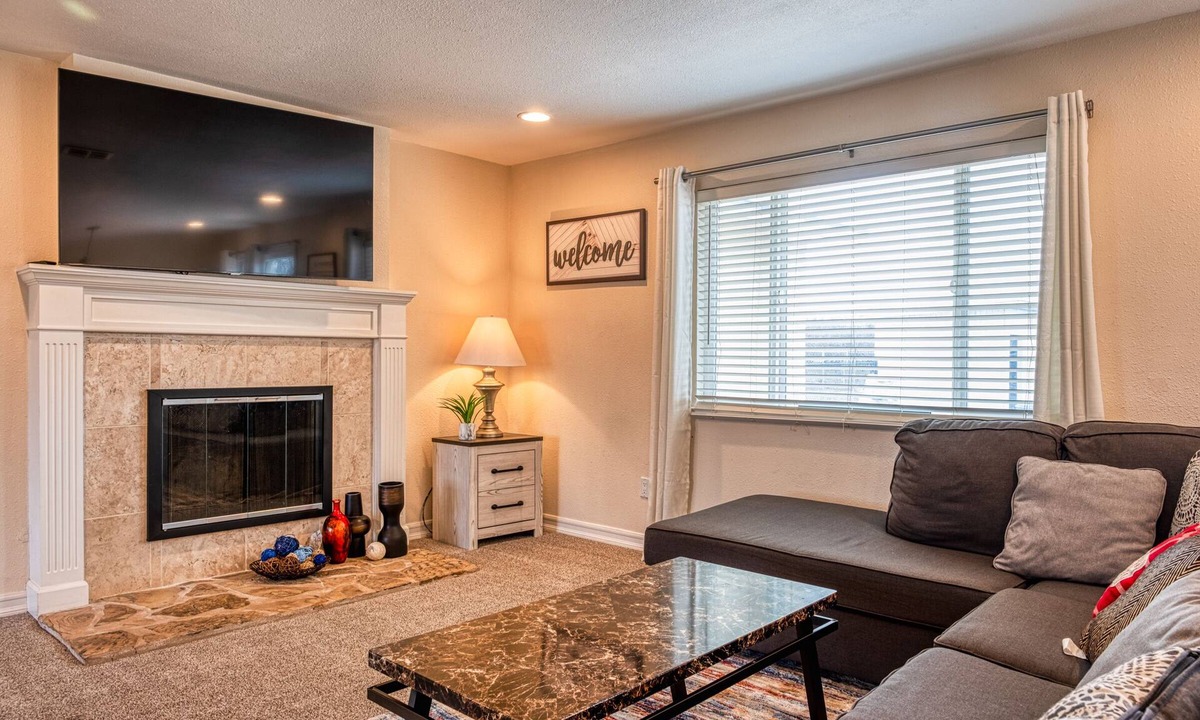 Manteca House | Cozy and comfortable farmhouse with serenity