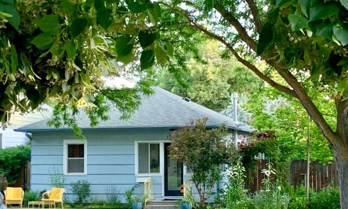 East End House | Cozy and Private East End Downtown Historic Cottage with B Yard, One Bed & Bath