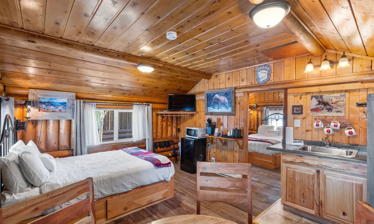 West Yellowstone Cabin | Cozy Bucking Moose Elk Cabin with 2 Queens, just a minute from Yellowstone!