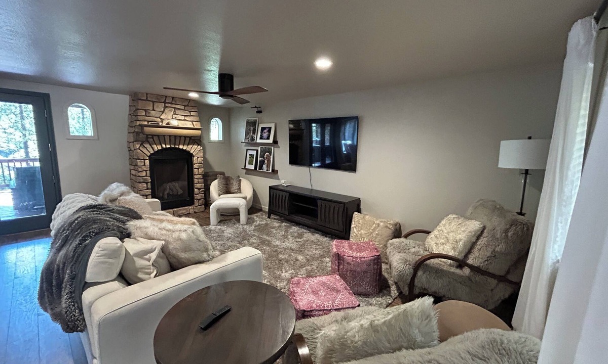 Munds Park Cabin | Cozy Cabin Getaway with Full Game Room & Hot Tub! Spectacular Views!