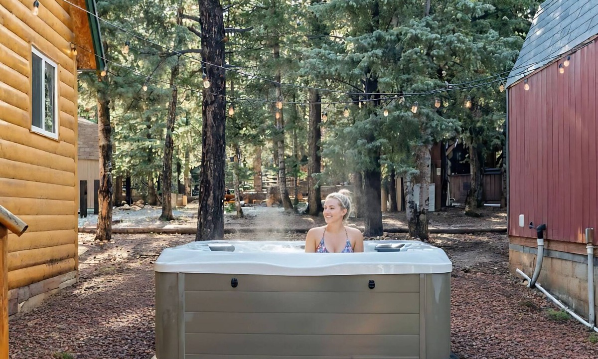 Meadow View Heights Cabin | Cozy Cabin & Hot Tub Pet Friendly with AC and Fast WiFi in Duck Creek Village