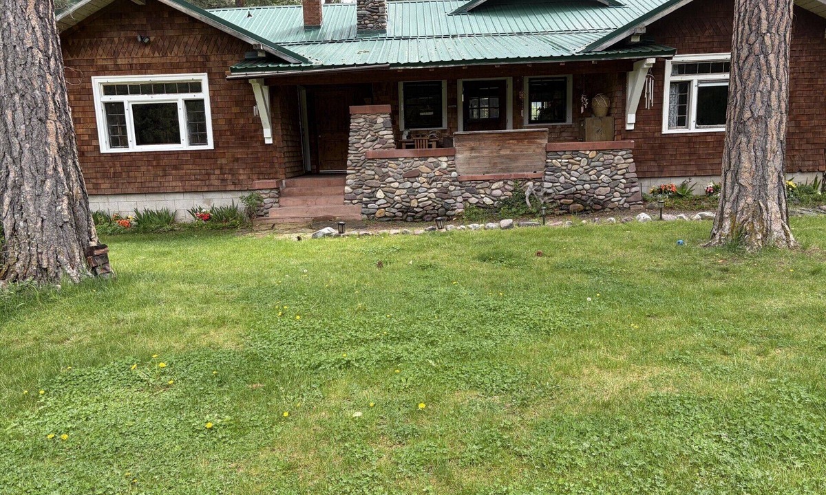 Drummond House | Cozy cabin life along Rock Creek in Montana with river access.