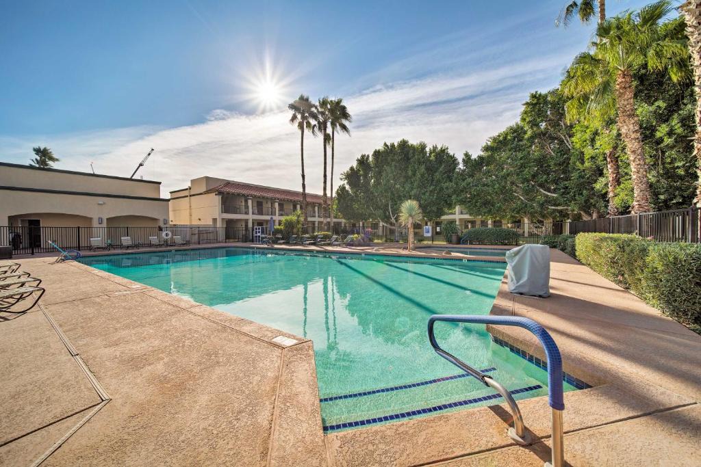 Inner Circle Apartment | Cozy Condo with Balcony - Walk to Salt River Fields!