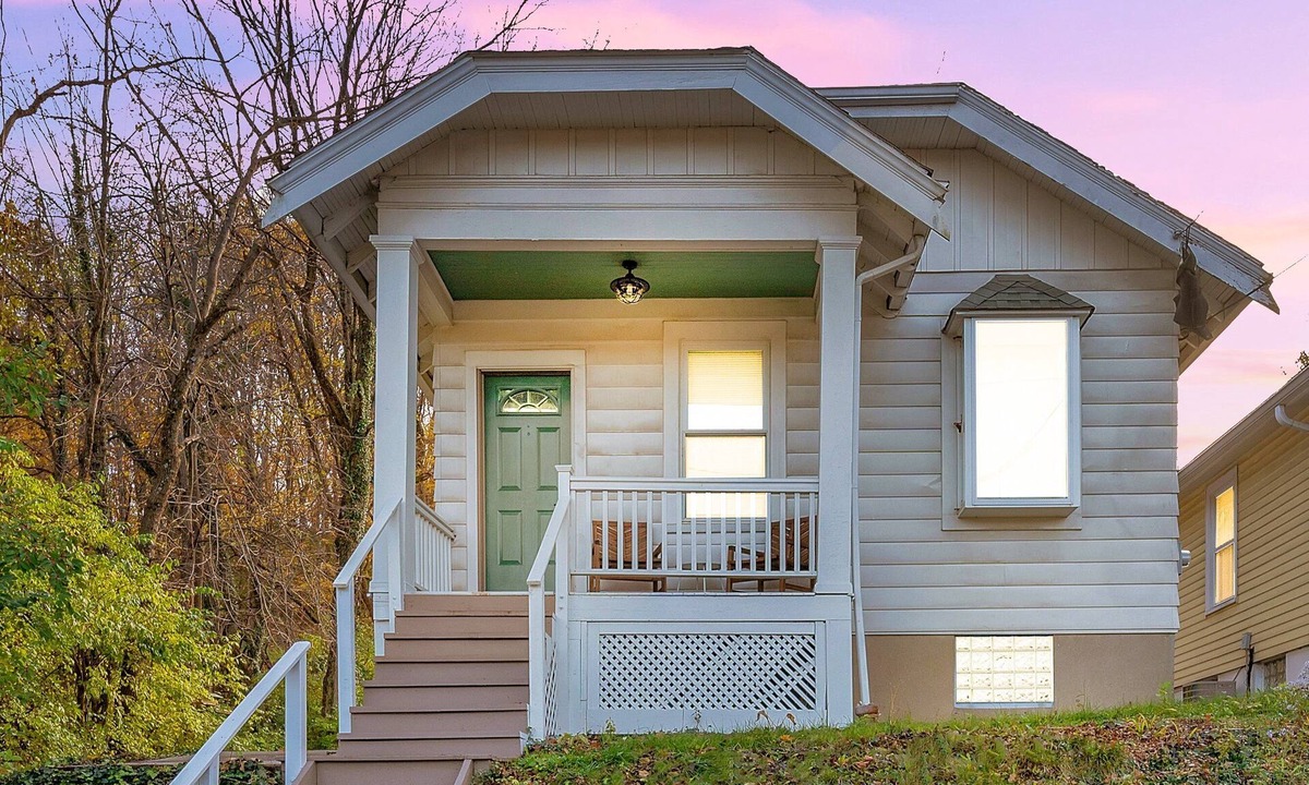 Roselawn Finance Cottage | Cozy Cottage In The Heart Of Hyde Park 1 Bedroom Home by RedAwning