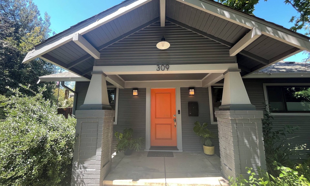 Modesto House | Cozy Craftsman Sanctuary in the best neighborhood in Modesto