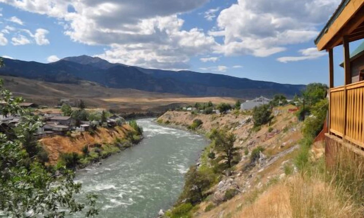 Gardiner Cabin | Cozy Eagles Nest Cabin Above the River! 6 Blocks from Yellowstone Park