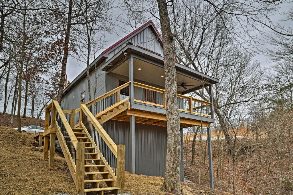 East Bernstadt House | Cozy East Bernstadt Cabin w/Porch + Fishing Lake!
