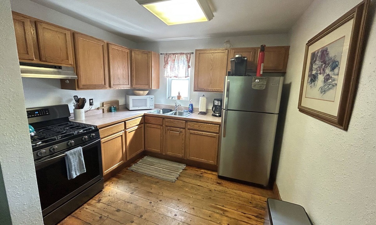 Franklin to the Fort House | Cozy fenced Yard-Handcrafted Woodwork leather furniture 1.5 Mile Downtown