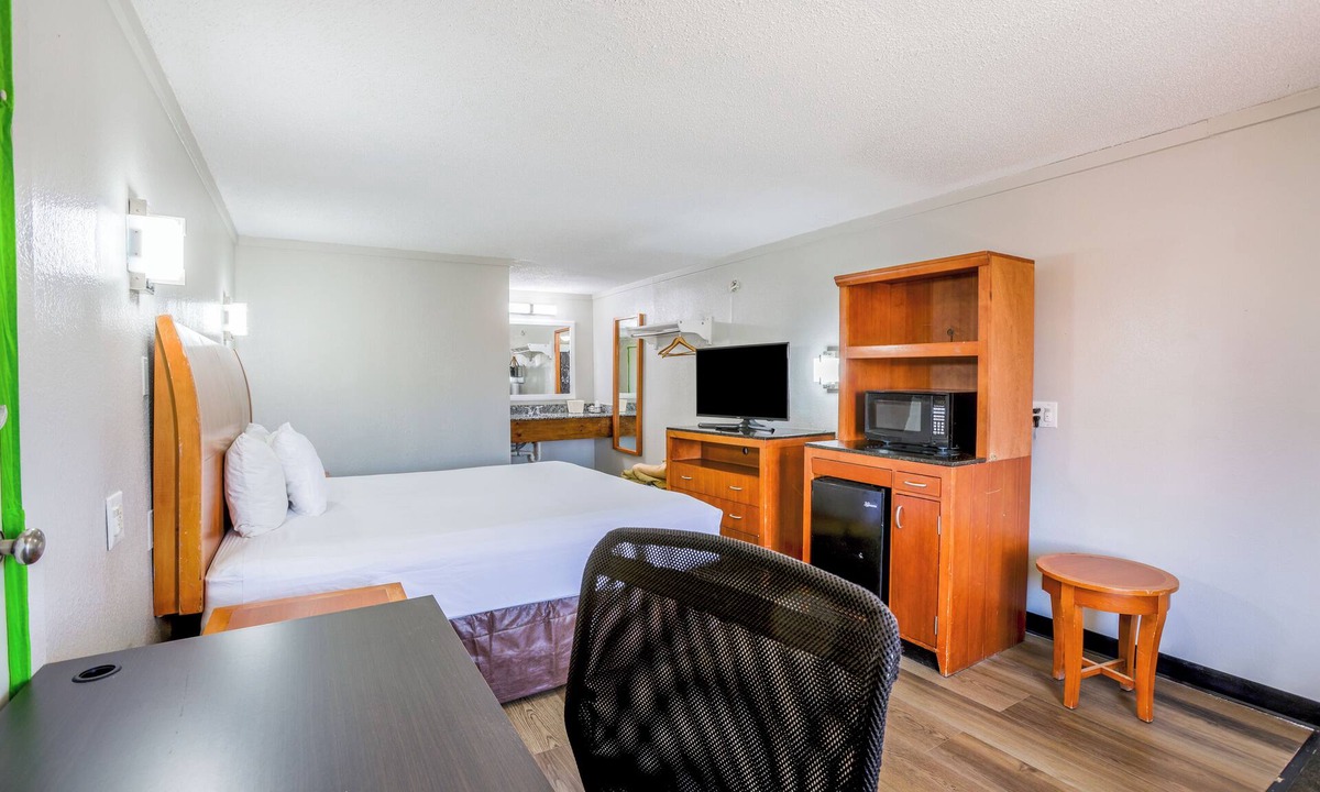 Richmond Hotel | Cozy Garden Inn By OYO Hwy 40 Richmond