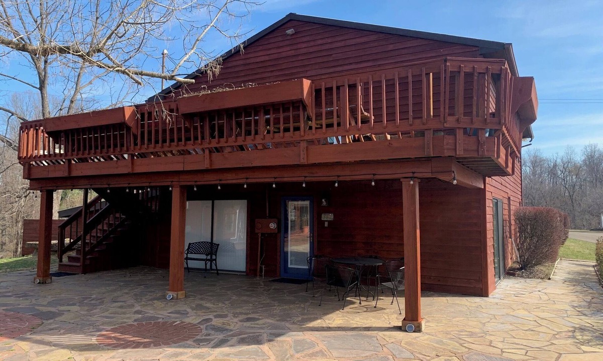 Carpenter House | Cozy Garden View Apartment 20 Minutes from Athens & OU with Jacuzzi Tub