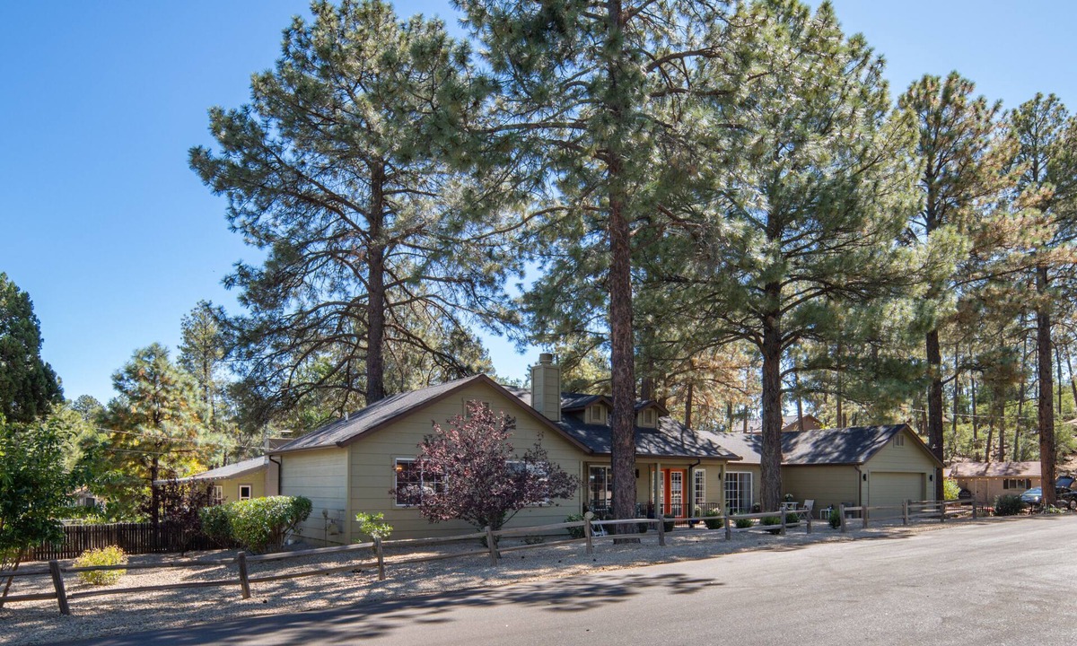 Prescott House | Cozy home in quiet neighborhood. Short walk to downtown "Preskitt"!