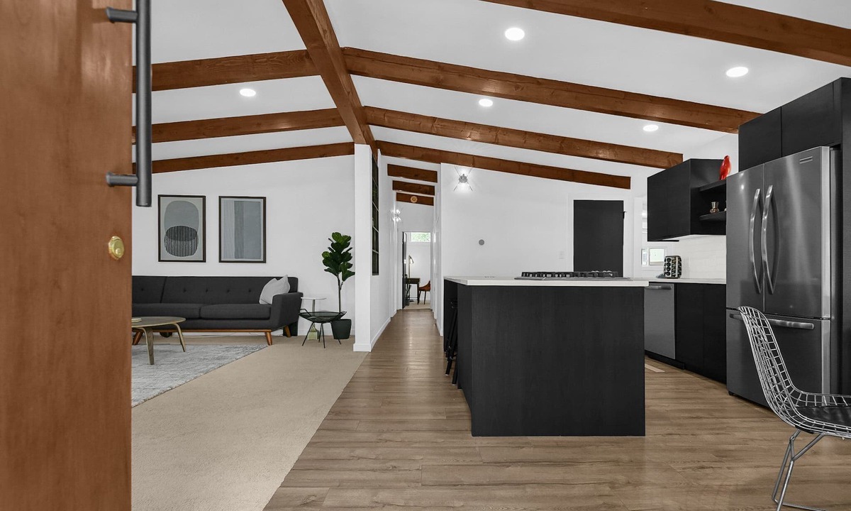 Worthington House | Cozy, modern 3BR California ranch-style home in Columbus, Ohio