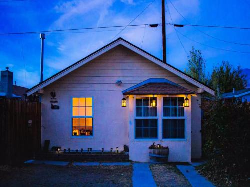 Lone Pine House | Cozy Muir Cottage - In Town - Pet Friendly