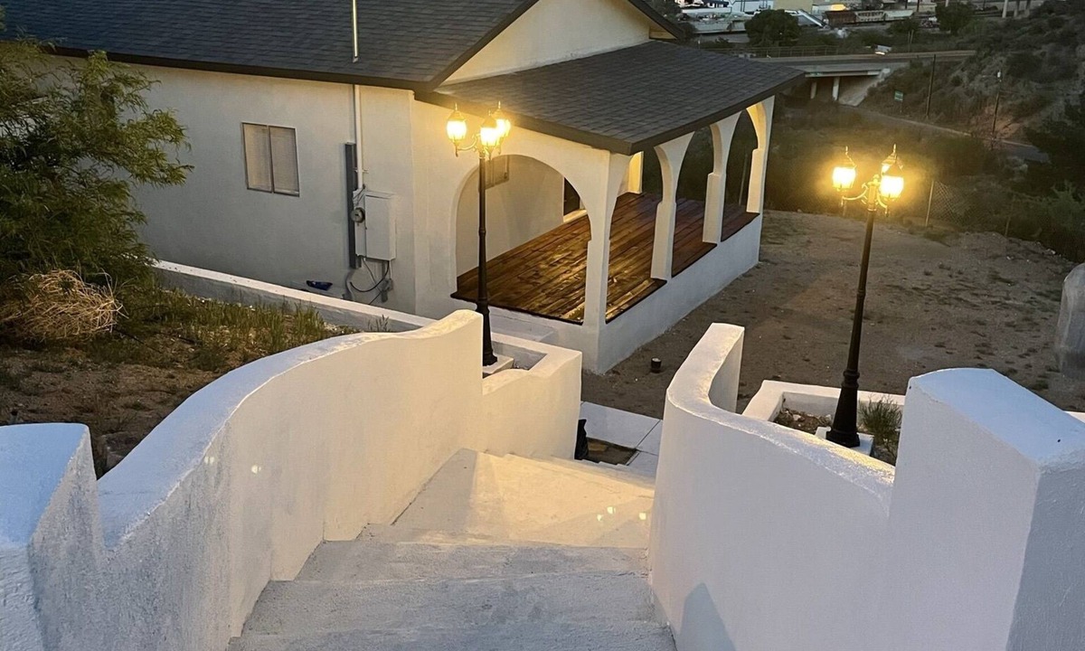 Globe House | Cozy, Open Concept & Conveniently located
