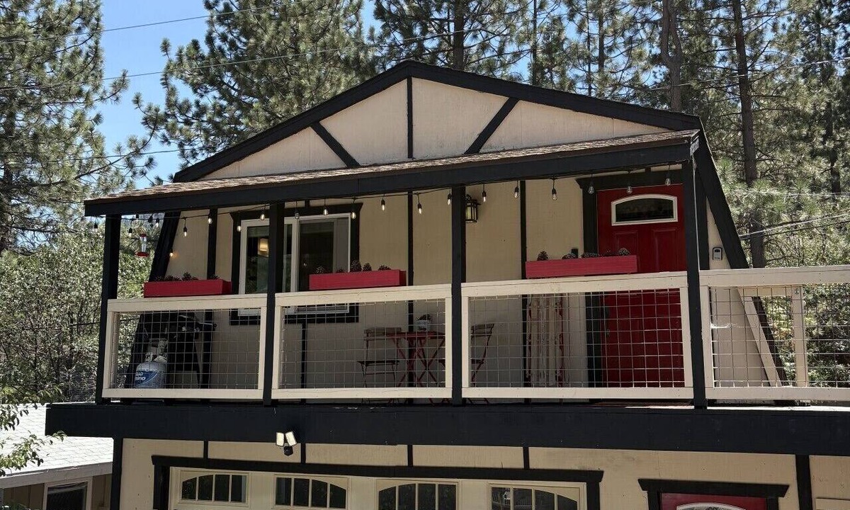 Wrightwood House | Cozy Retreat|Close to Village|Pets OK