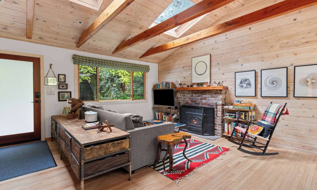 Villa Grande House | Cozy Riverfront Cabin with Dock, Fire Pit & Dogs OK