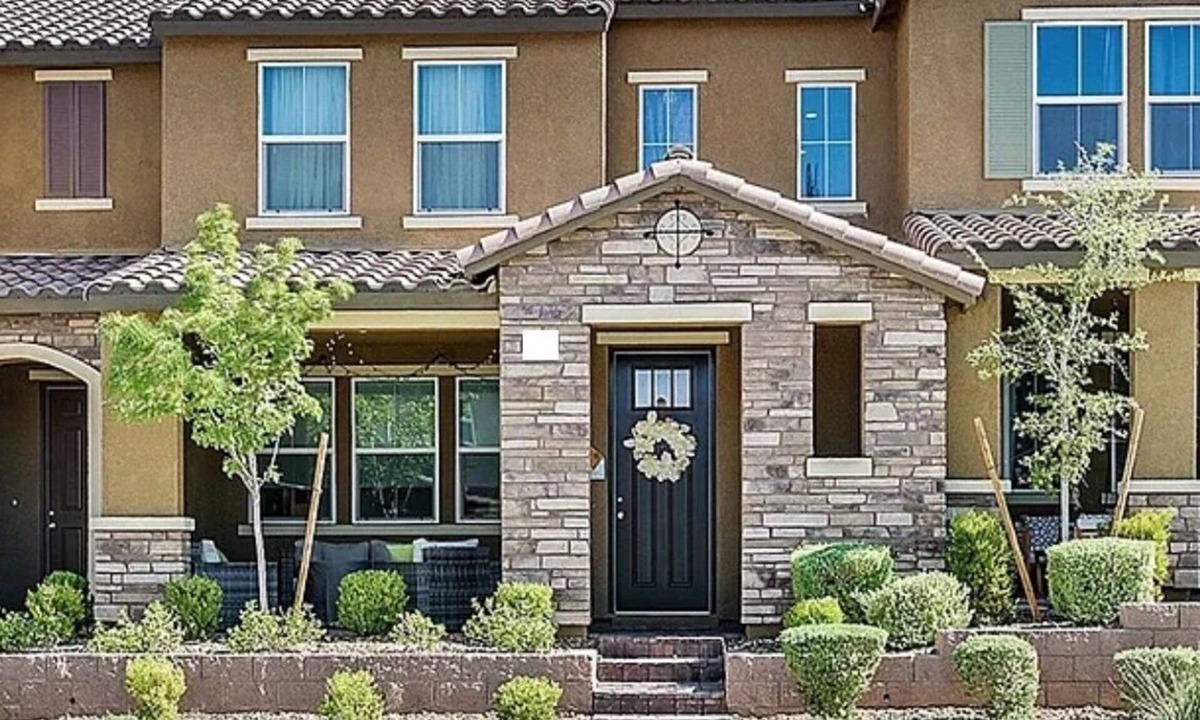 Henderson House | Cozy summer get away! Family-sized townhome only 15 minutes from The Strip.