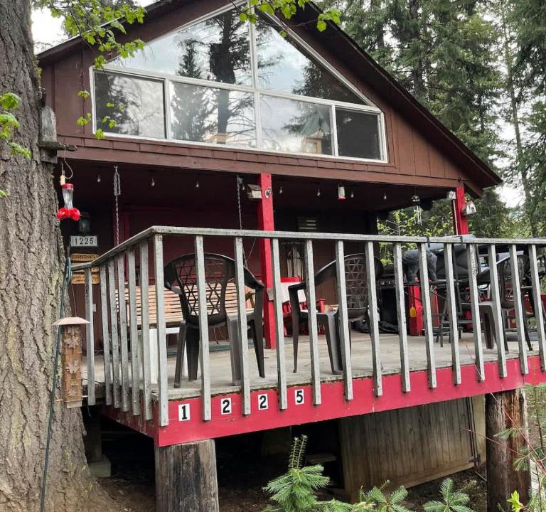 Cascade House | Creekside Cabin Pet Friendly Peaceful Cabin