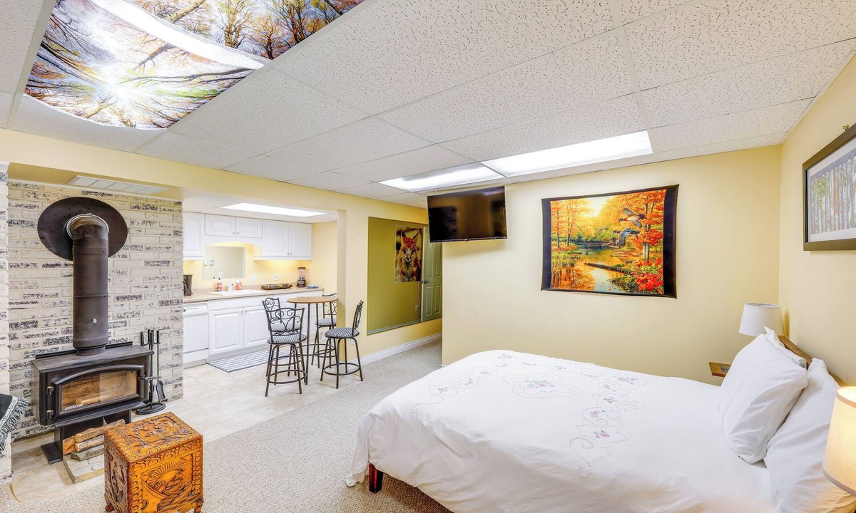 Libby Apartment | Crystal Lake Retreat Studio: Walk to Happy's Inn!