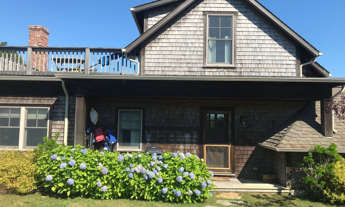 Aquinnah House | Custom-Built Aquinnah Escape—Walk to Menemsha Pond. Private Ocean Access. Kayaks