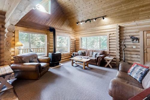 Enterprise House | Custom-built log home with gas grill free WiFi deck and private location