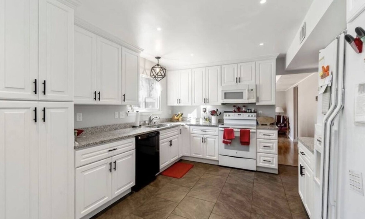Virginia Beach House | Cute 4 bed 2.5 bath Home - Sleeps 12! 30 night min