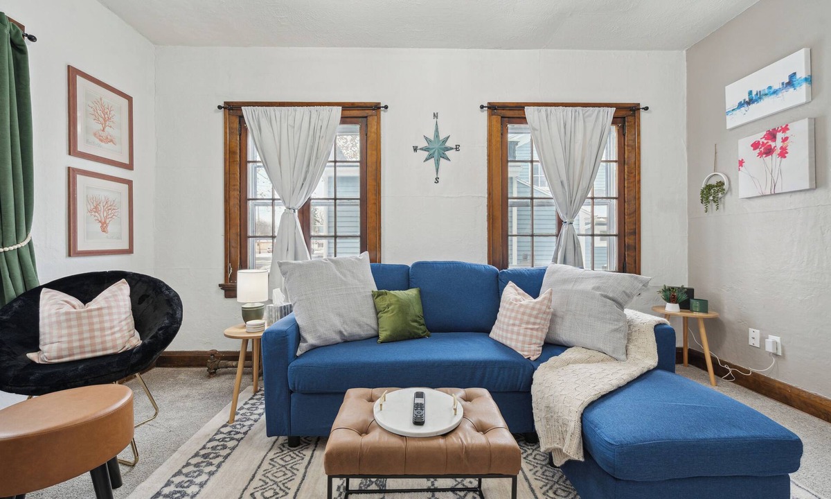 Maumee House | Cute & Cozy 1br apartment in the heart of Uptown!