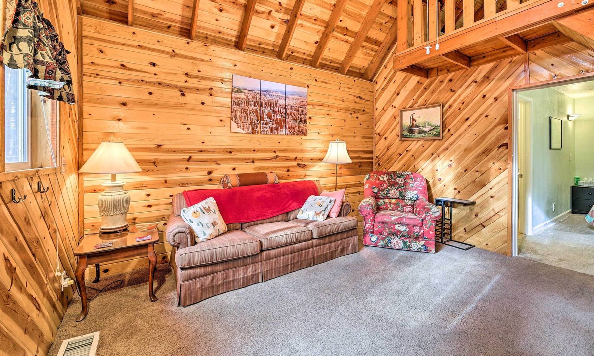 Pinetop Cottage | Cute Pinetop Cabin w/Gas Grill - Hike & Golf!