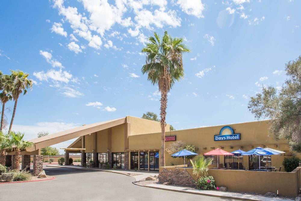 Peoria Hotel | Days Hotel by Wyndham Peoria Glendale Area