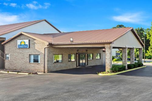 Pea Ridge Hotel | Days Inn by Wyndham Huntington